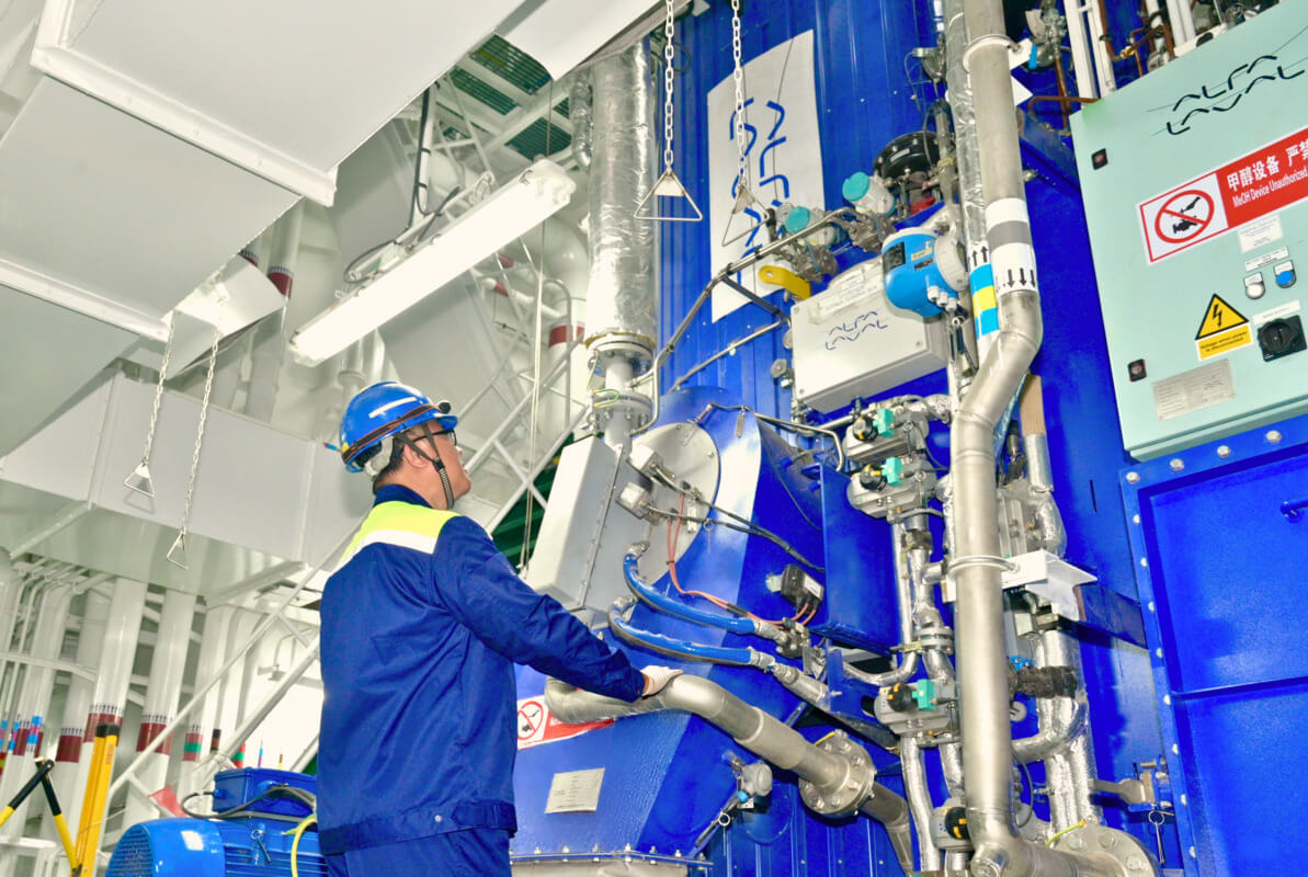 methanol-dual-fuel-ship-male-female-engineer-onboard